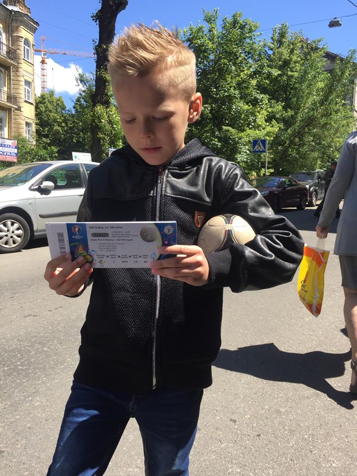 В Киеве под посольством Франции проходит митинг украинских болельщиков