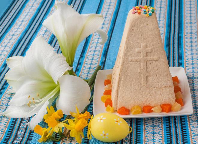 Творожная паска со сгущенкой имеет нежный аромат и сливочный вкус