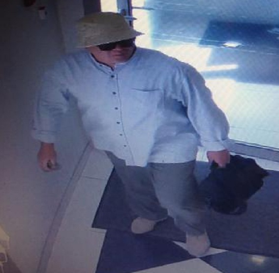 Полиция опубликовала фото злоумышленника, ограбившего банк в Киеве