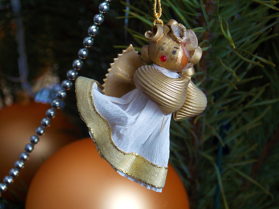 Украшение на елку из макарон