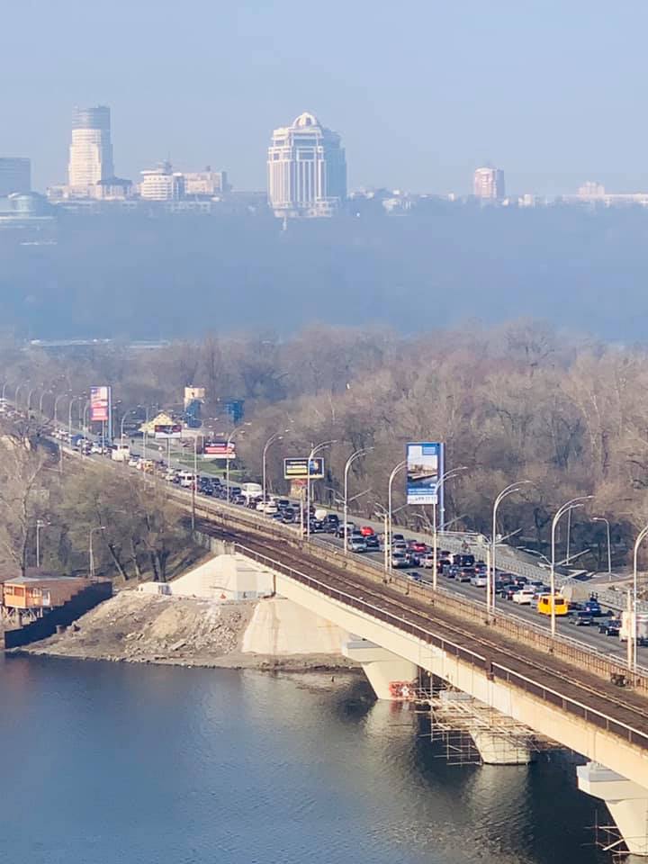 Украина погрузилась в транспортный коллапс: по 10 человек и все в масках