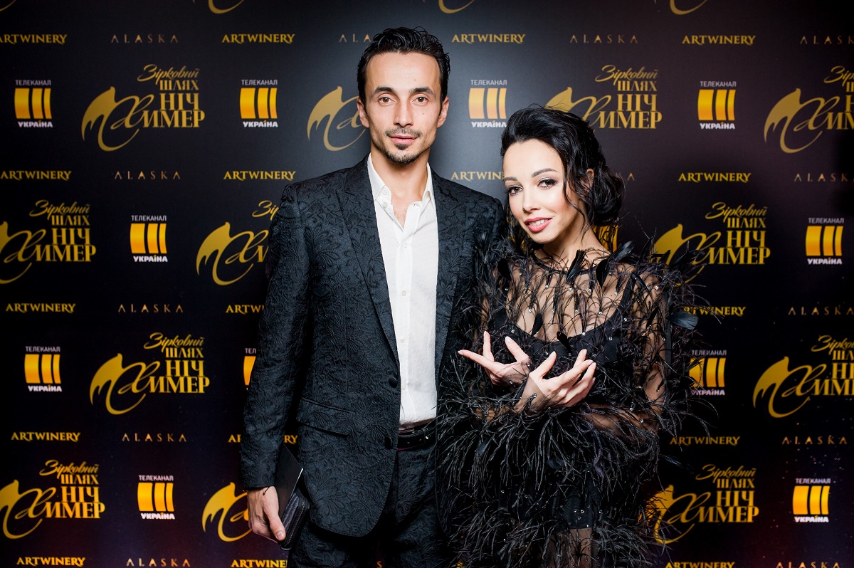 Коварный лебедь: Екатерина Кухар в прозрачном наряде покорила стильным появлением с мужем