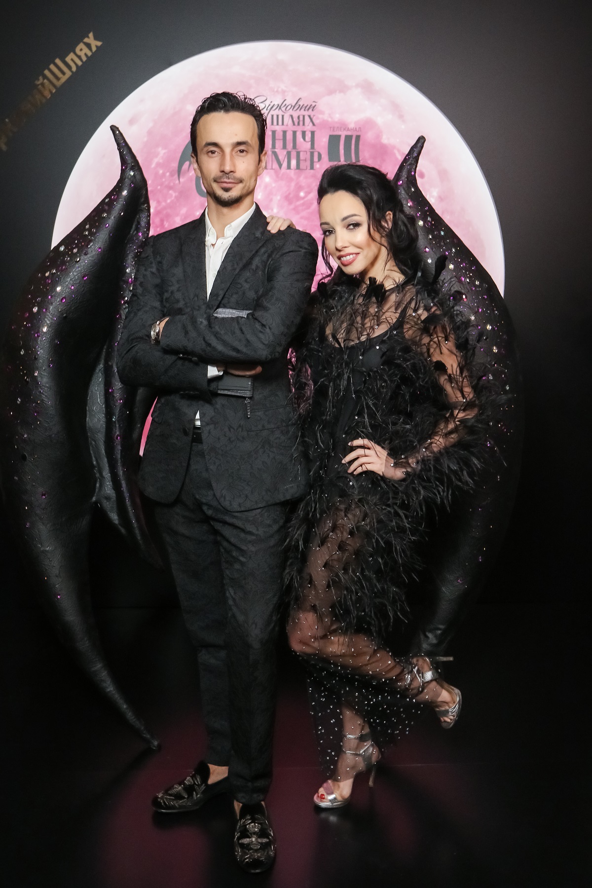 Коварный лебедь: Екатерина Кухар в прозрачном наряде покорила стильным появлением с мужем