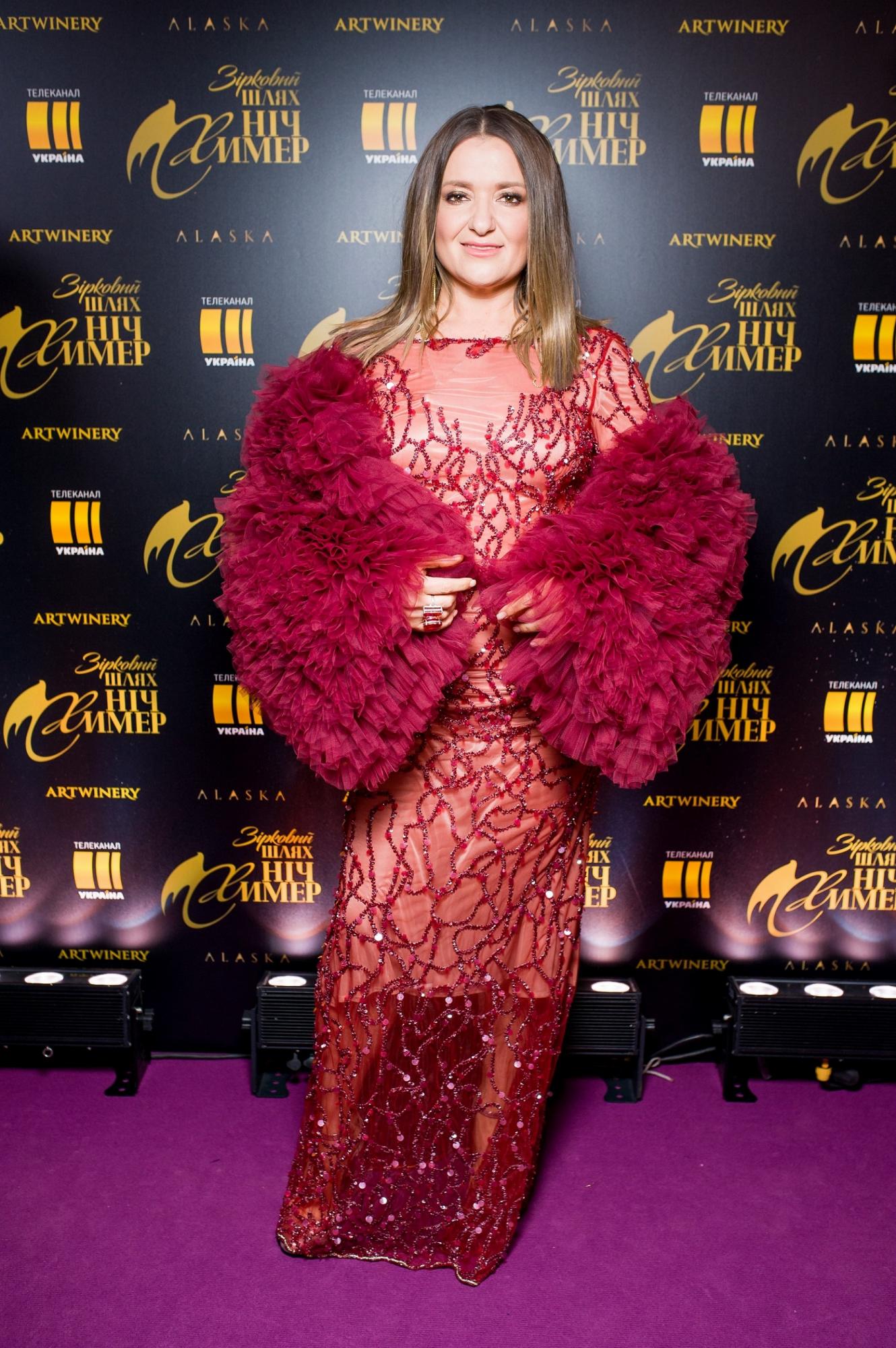 Графиня вишня: Наталя Могилевська викликала вау-ефект total red образом