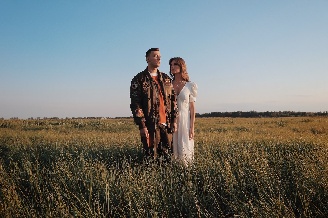 Без кепки и за штурвалом самолета: Ivan NAVI представил романтический клип