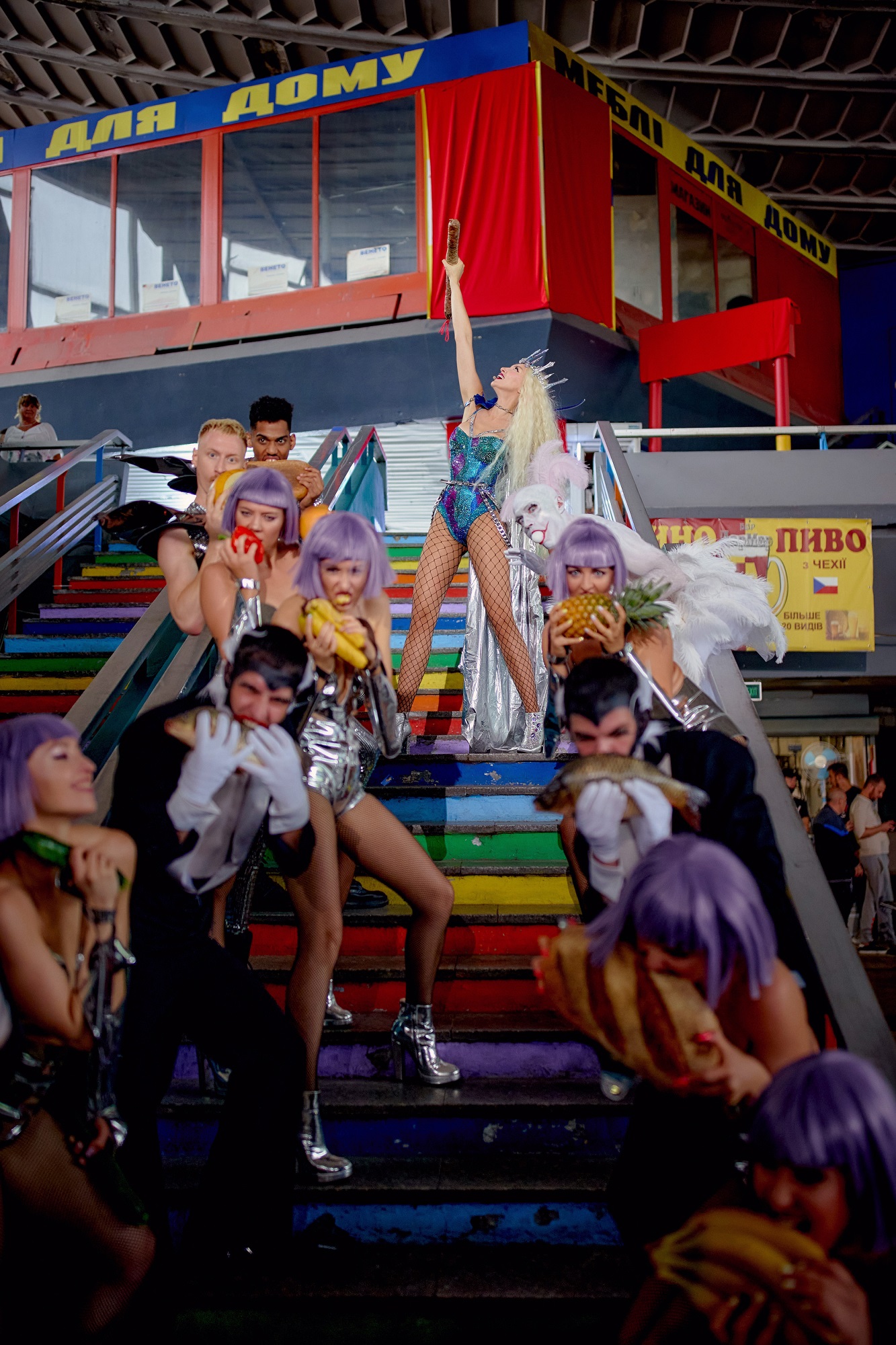 Оля Полякова в центре Киева устроила танцы с колбасой: чудные фото