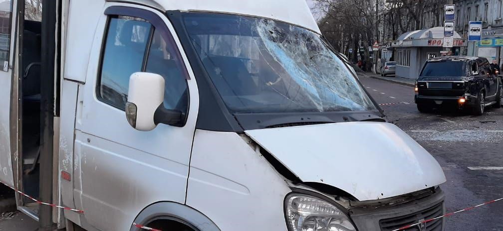 В Николаеве Range Rover столкнулся с маршруткой, есть погибшая и пострадавшие