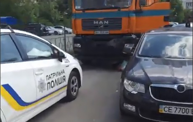 У Києві загинула жінка, яка потрапила під колеса сміттєвоза