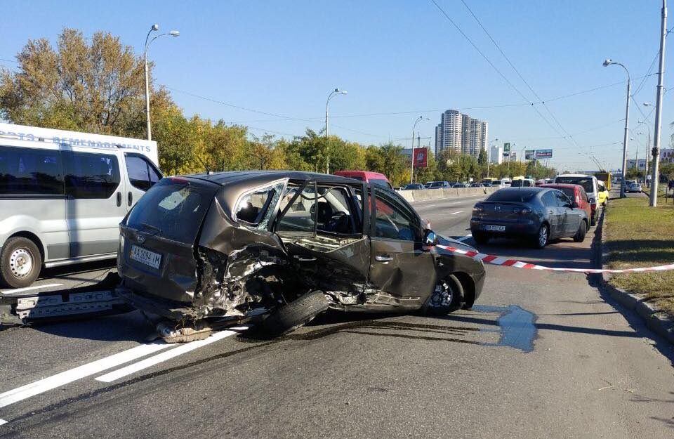 В Киеве столкнулись два автомобиля: 2 человека погибли, еще 4 травмированы