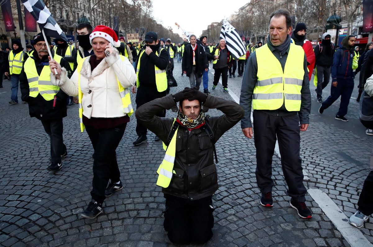 Протесты "желтых жилетов" во Франции: число задержанных возросло до 700 человек