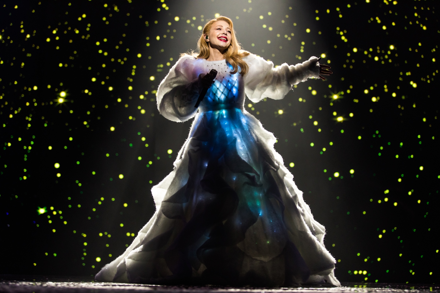 Костюм пряника и платье с LED подсветкой: Тина Кароль поразила сказочными перевоплощениями