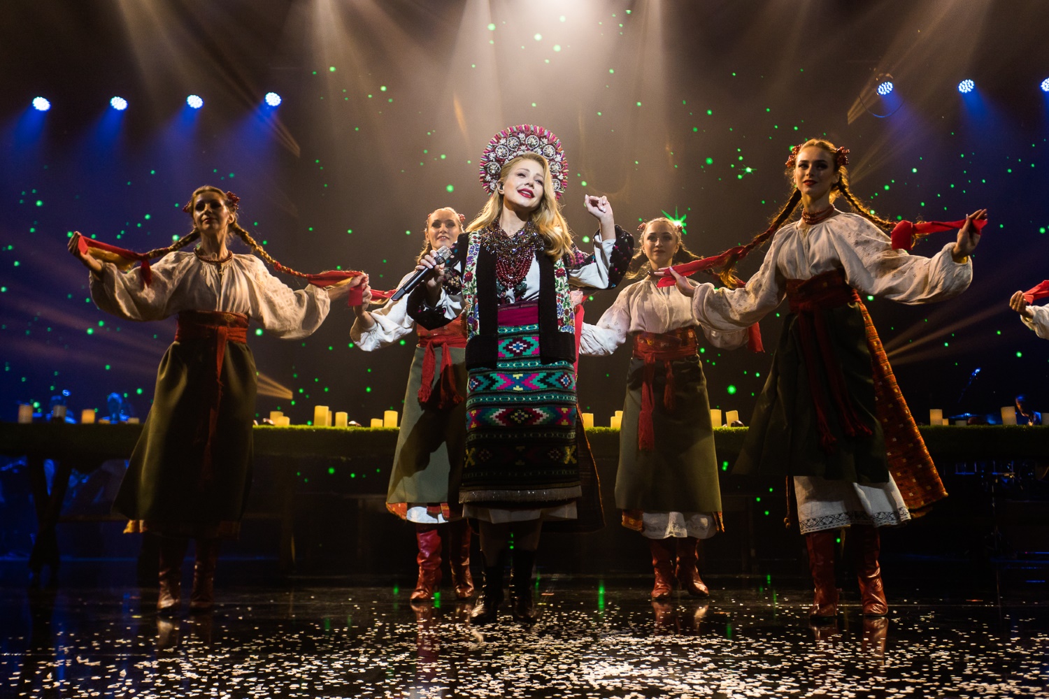 Костюм пряника и платье с LED подсветкой: Тина Кароль поразила сказочными перевоплощениями