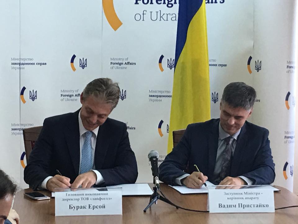 Оператор lifecell договорился с МИД о поддержке украинских туристов зарубежом