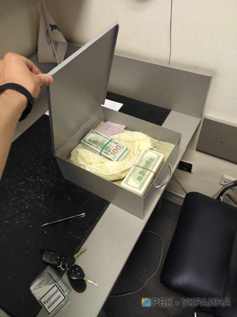 У затриманої вчора на хабарі чиновниці ФГВФО виявили 500 тис. доларів готівкою