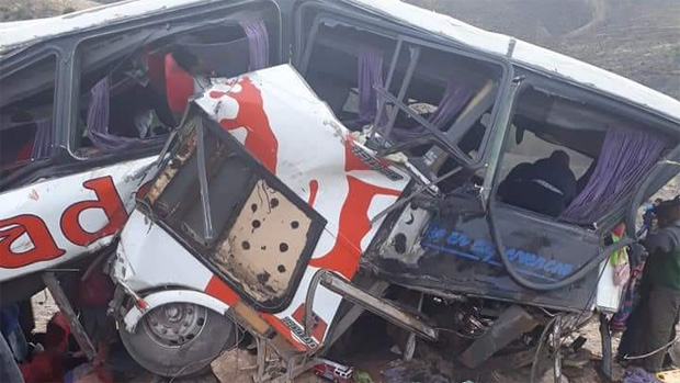 В Боливии пассажирский автобус врезался в скалу, 17 человек погибли