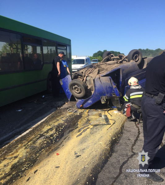 В Харьковской области легковушка столкнулась с автобусом