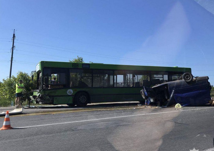В Харьковской области легковушка столкнулась с автобусом