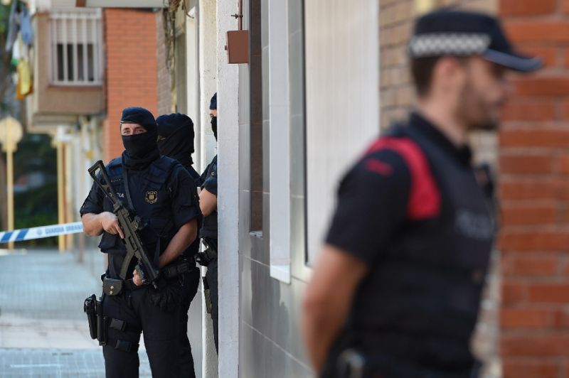 В Испании мужчина напал с ножом на полицейский участок