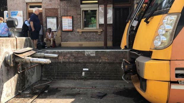 В Австралії пасажирський поїзд врізався в огорожу на станції