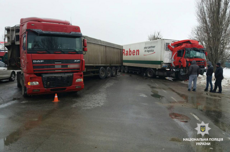 На трассе Киев-Харьков столкнулись 4 грузовика