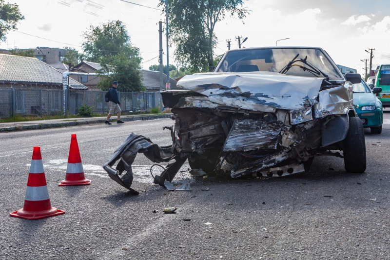 В Днепре автомобиль протаранил киоск, пострадали трое человек