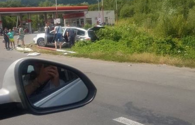 На Закарпатті Volkswagen зіткнувся з патрульним авто, є постраждалі