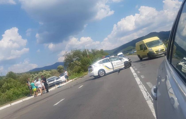 На Закарпатті Volkswagen зіткнувся з патрульним авто, є постраждалі