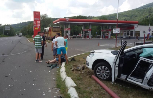 На Закарпатті Volkswagen зіткнувся з патрульним авто, є постраждалі