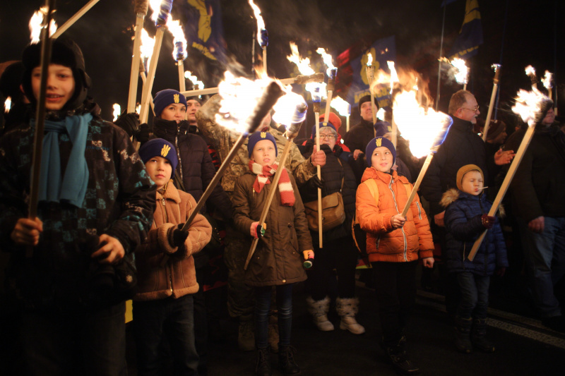 В Киеве националисты провели факельное шествие в честь Бандеры (фоторепортаж)