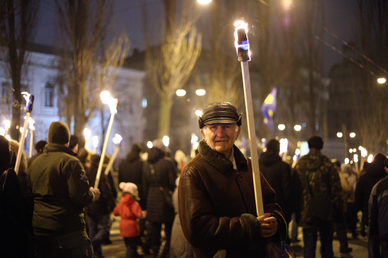 В Киеве националисты провели факельное шествие в честь Бандеры (фоторепортаж)