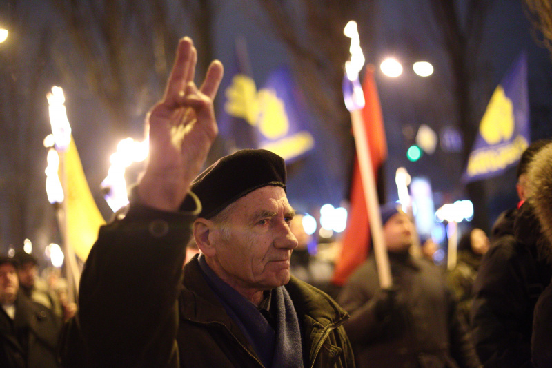 В Киеве националисты провели факельное шествие в честь Бандеры (фоторепортаж)