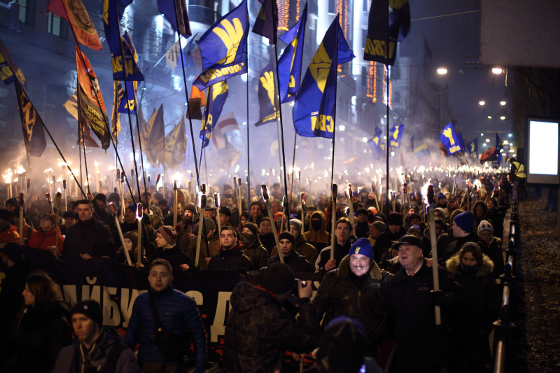В Киеве националисты провели факельное шествие в честь Бандеры (фоторепортаж)