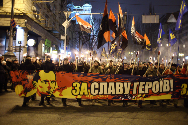 В Киеве националисты провели факельное шествие в честь Бандеры (фоторепортаж)