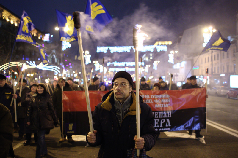 В Киеве националисты провели факельное шествие в честь Бандеры (фоторепортаж)