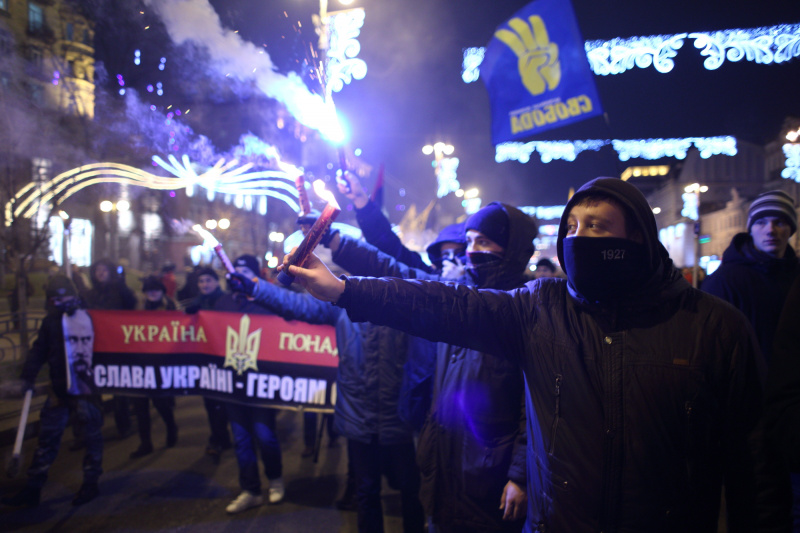 В Киеве националисты провели факельное шествие в честь Бандеры (фоторепортаж)