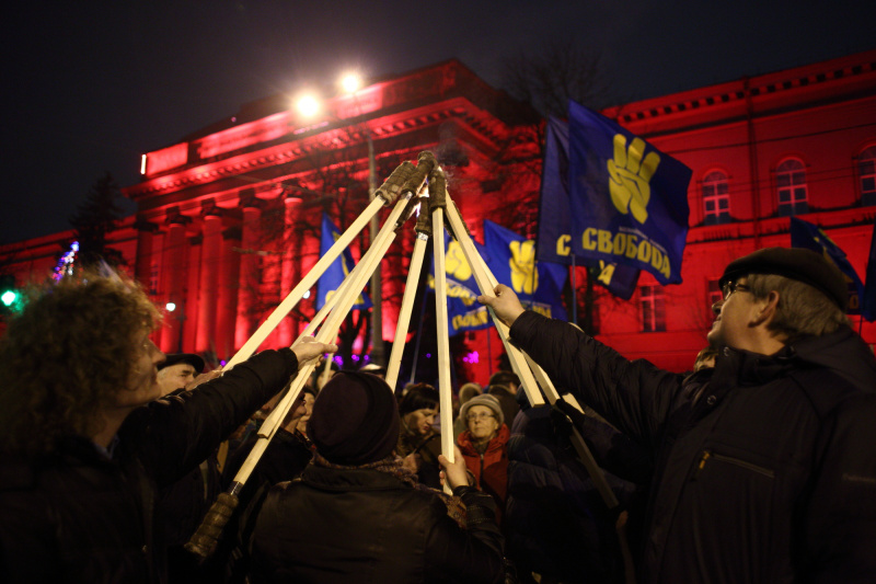 В Киеве националисты провели факельное шествие в честь Бандеры (фоторепортаж)