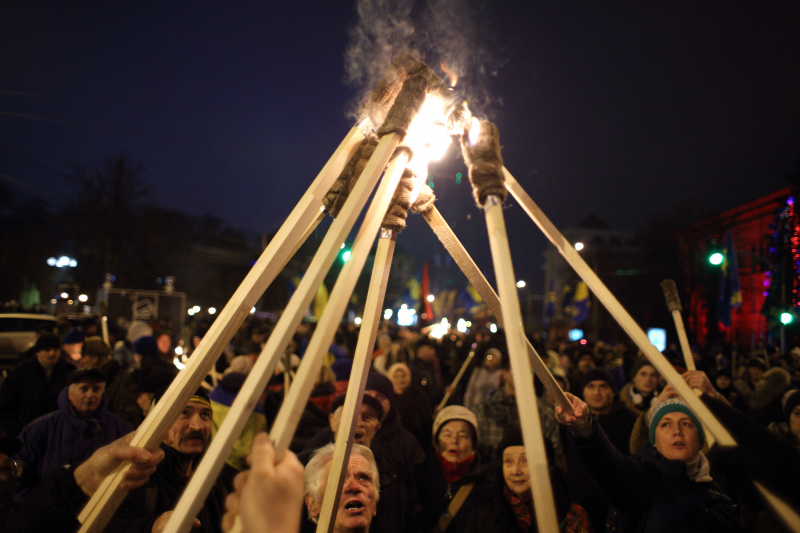 В Киеве националисты провели факельное шествие в честь Бандеры (фоторепортаж)