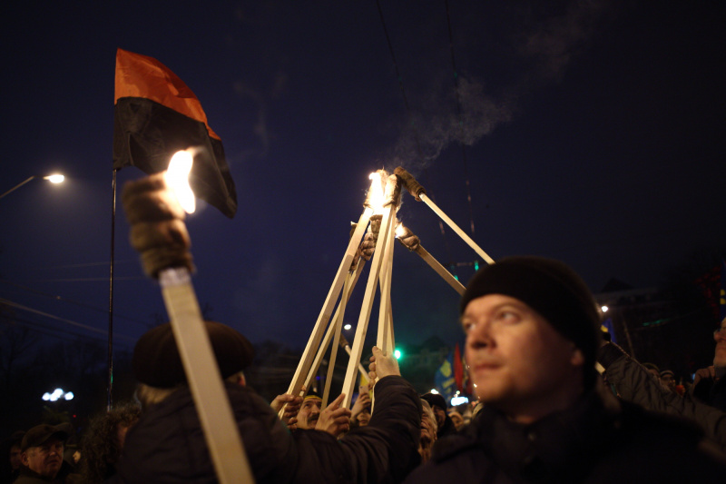 В Киеве националисты провели факельное шествие в честь Бандеры (фоторепортаж)