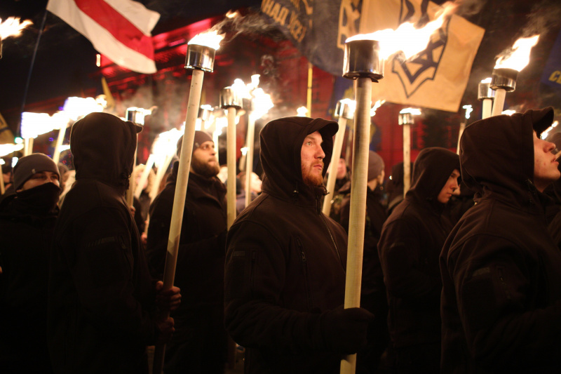 В Киеве националисты провели факельное шествие в честь Бандеры (фоторепортаж)