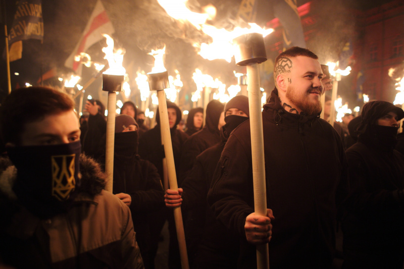 В Киеве националисты провели факельное шествие в честь Бандеры (фоторепортаж)