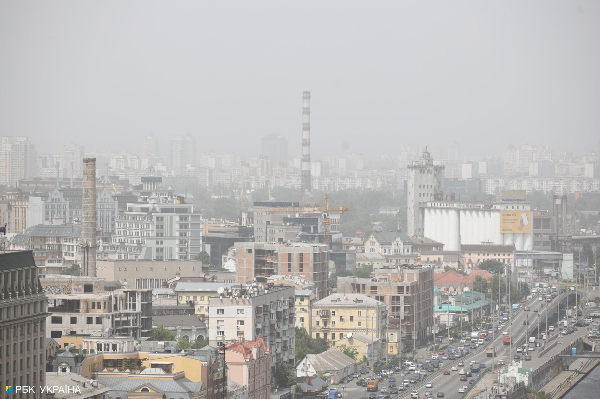 Киев накрыла песчаная буря: ее видно из космоса (фото)