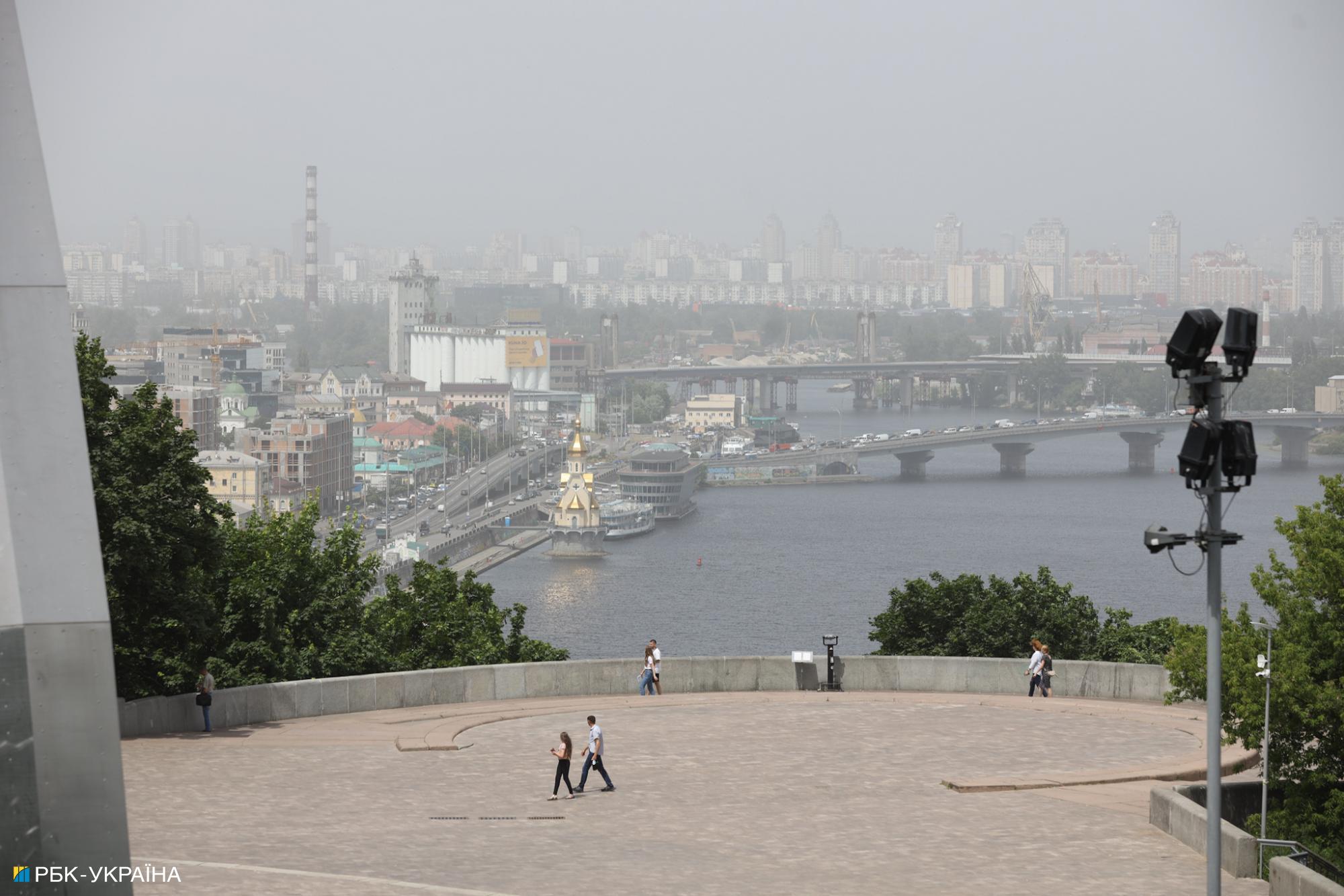 Киев накрыла песчаная буря: ее видно из космоса (фото)