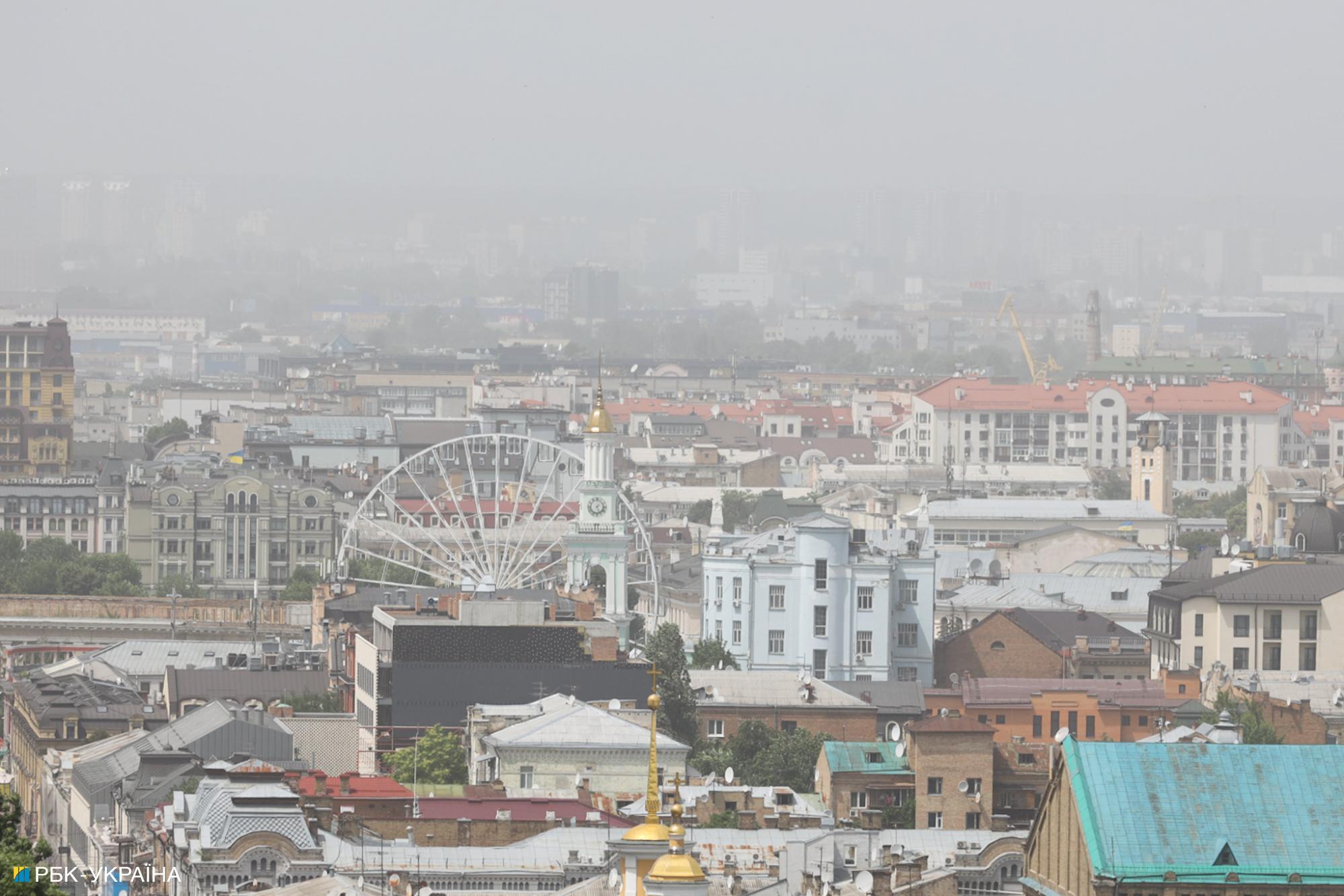 Киев накрыла песчаная буря: ее видно из космоса (фото)