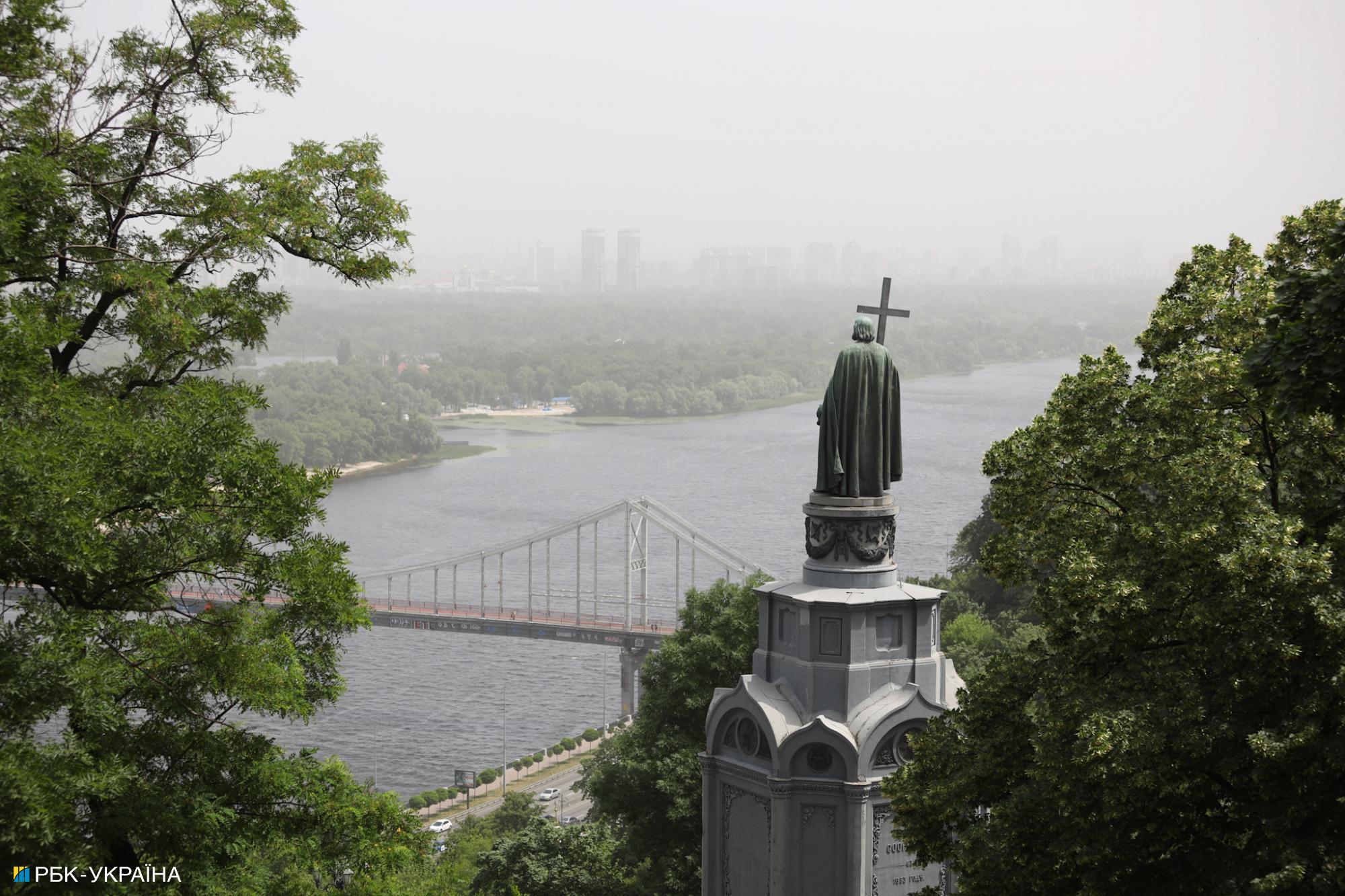 Киев накрыла песчаная буря: ее видно из космоса (фото)