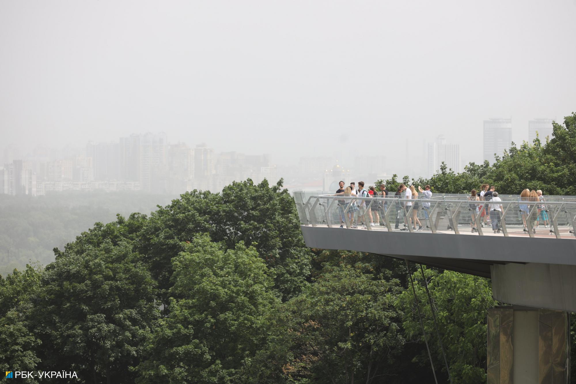 Киев накрыла песчаная буря: ее видно из космоса (фото)