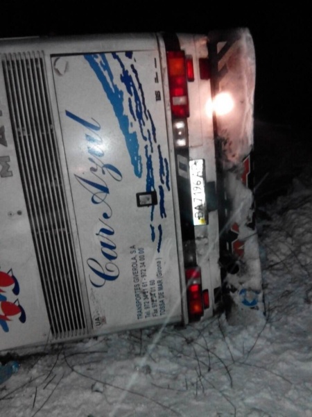 У Дніпропетровській області перекинувся автобус із 34 дітьми, є жертви