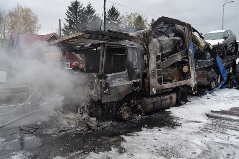 В Ровенской области столкнулись и загорелись два грузовых автомобиля, есть погибший