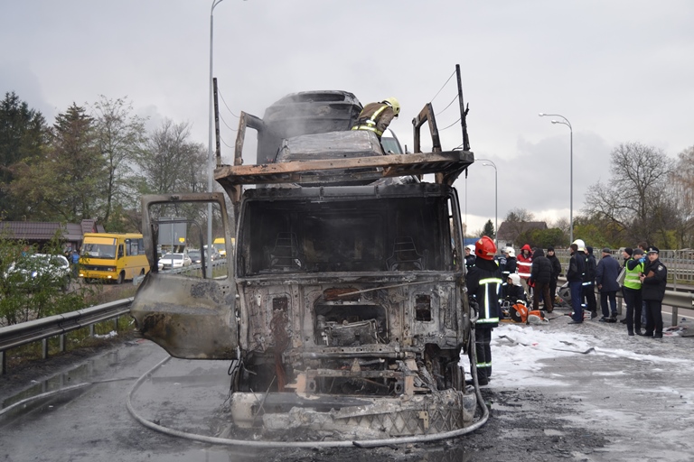 В Ровенской области столкнулись и загорелись два грузовых автомобиля, есть погибший