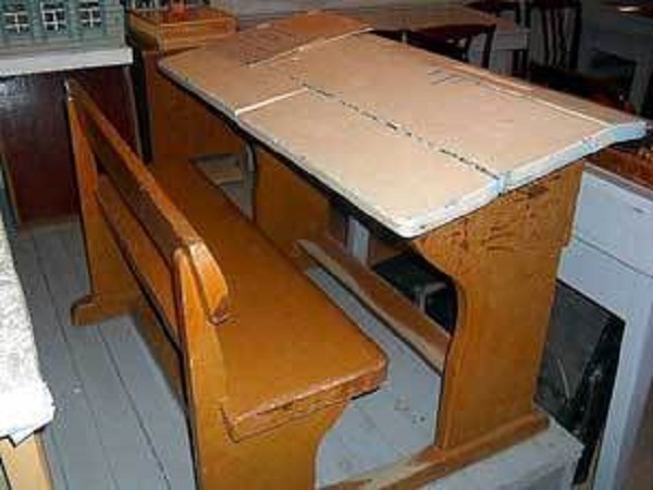 Старі шкільні парти