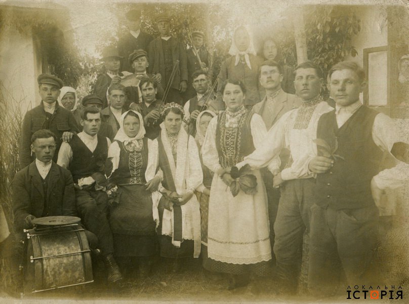 Подивіться унікальні фото весіль із сімейних альбомів українців: яскраво і колоритно